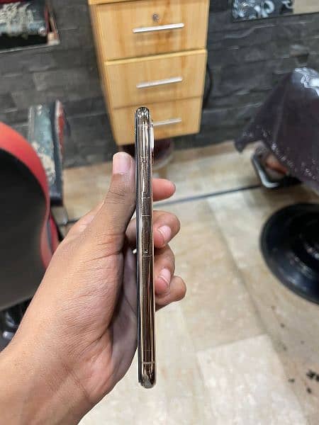 iphone xs gold colour all ok one hand used 512 gb. 1