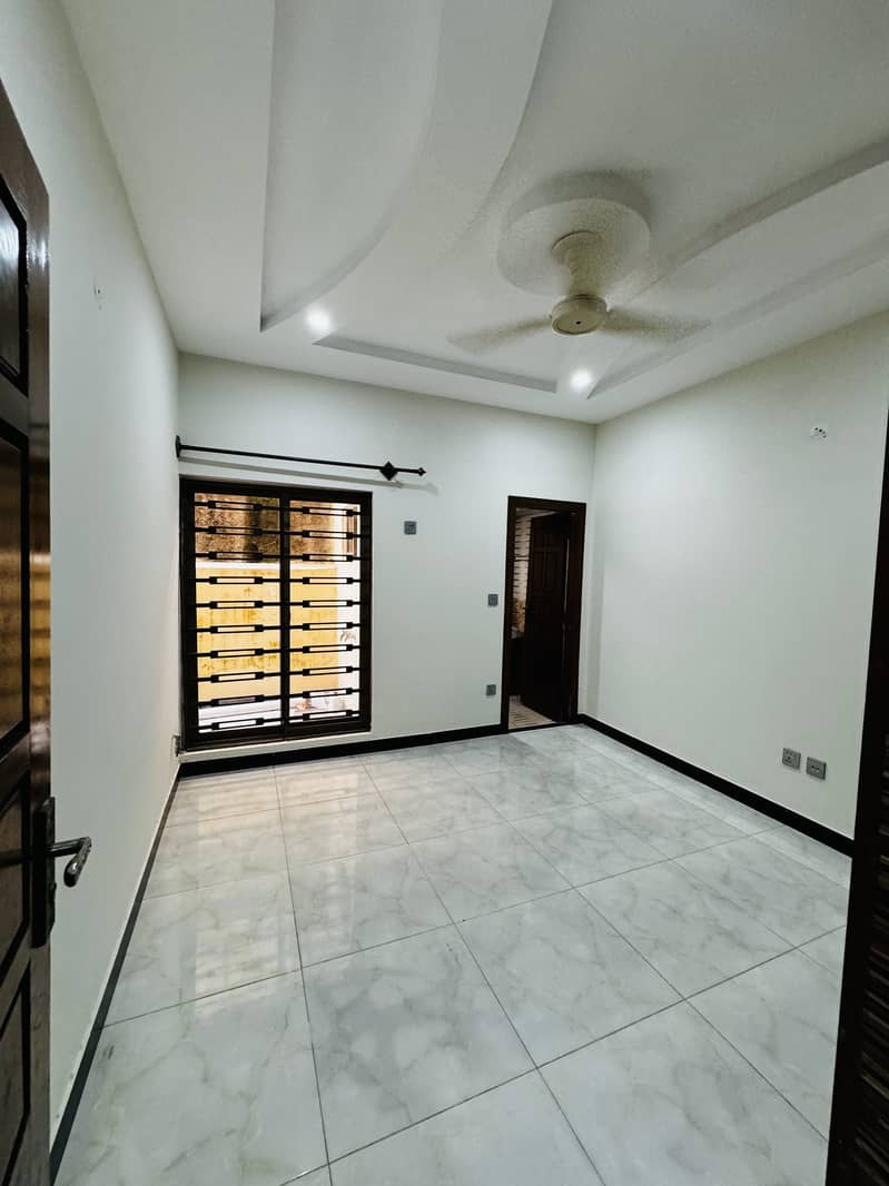 5 marla used house for sale in Ali block bahria town phase 8 4