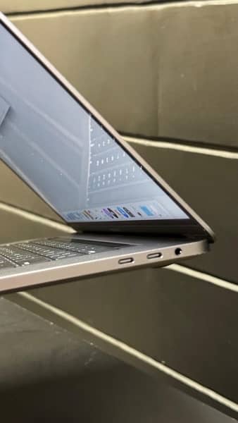 MacBook Pro 16inch 2019 1