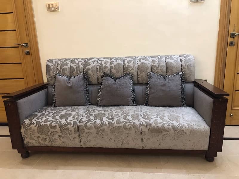 beautiful good condition sofa set 3