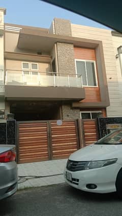 Near Market, Park &Amp; Masjid 5 Marla House Available For Rent