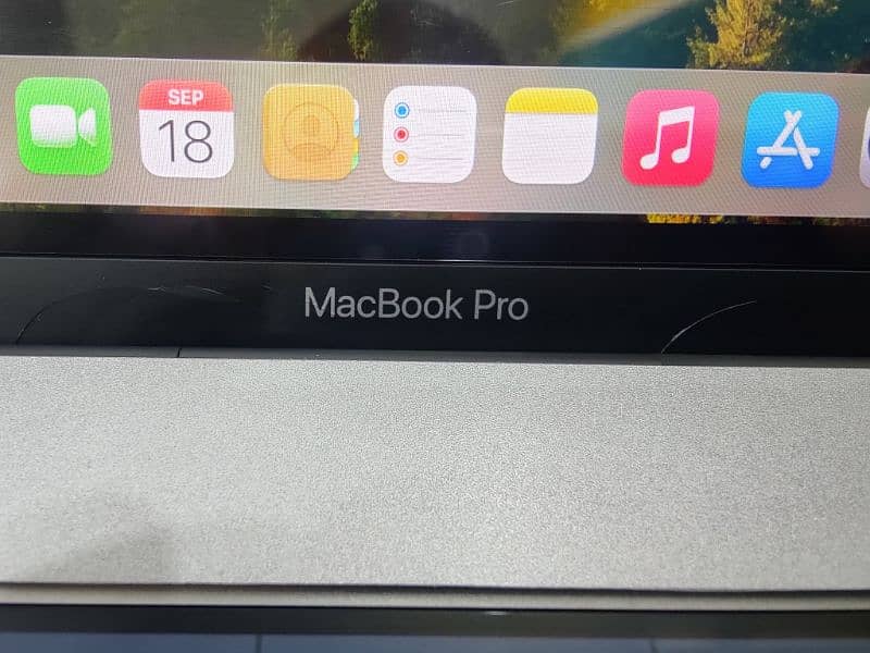 Macbook Pro 2019 16GB 256GB 15 inch A1990 9/10 with Touch Bar 4