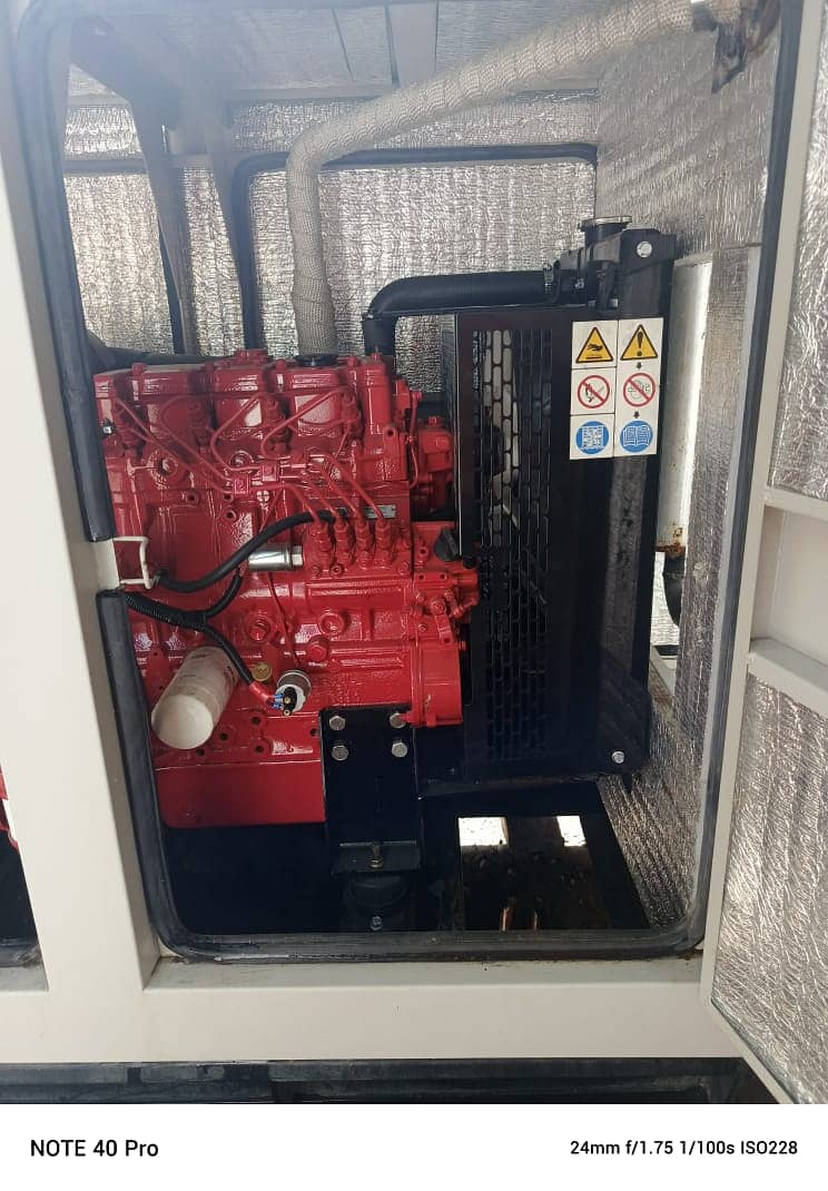 Perkins 22kva with canopy almost brand new condition 4