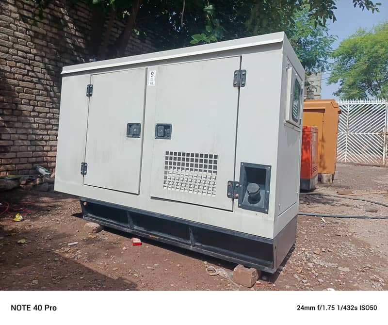 Perkins 22kva with canopy almost brand new condition 8