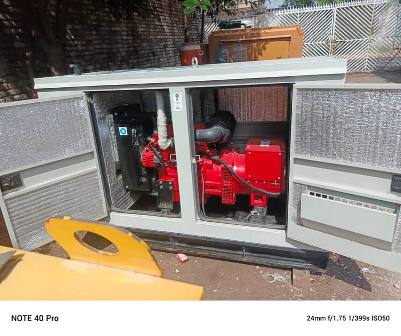 Perkins 22kva with canopy almost brand new condition 9