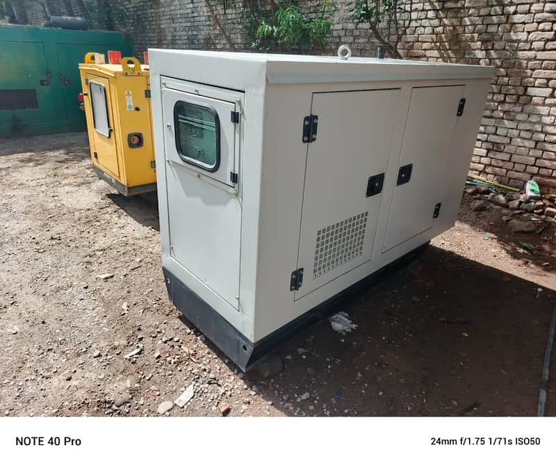 Perkins 22kva with canopy almost brand new condition 10