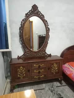 Showcase and Dressing Table for sale 0