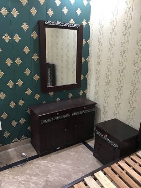 I am sale bed side tables and dressing table 9/10 condition 1