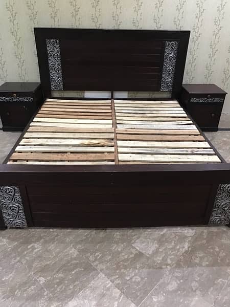 I am sale bed side tables and dressing table 9/10 condition 3