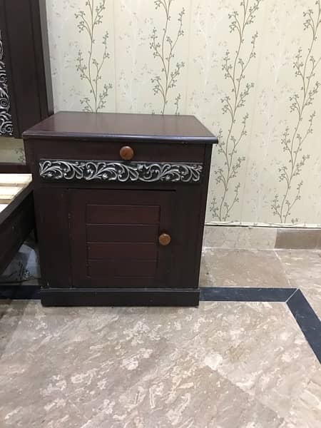 I am sale bed side tables and dressing table 9/10 condition 4