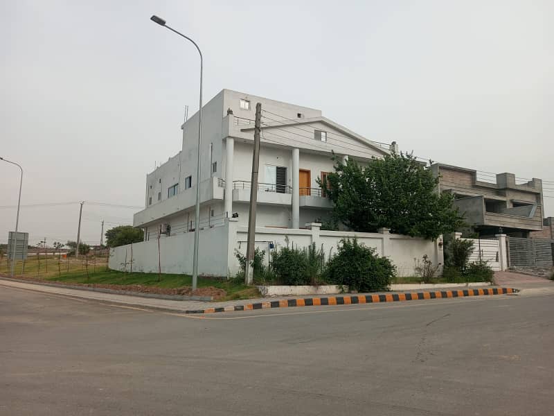 Double Road Corner Kanal House For Sale in Fazaia 8