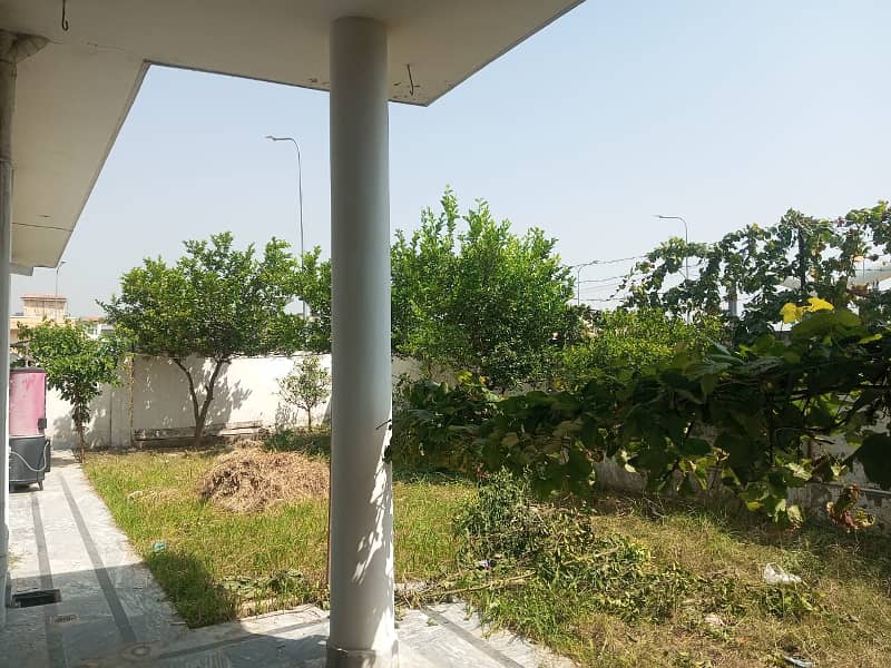 Double Road Corner Kanal House For Sale in Fazaia 14