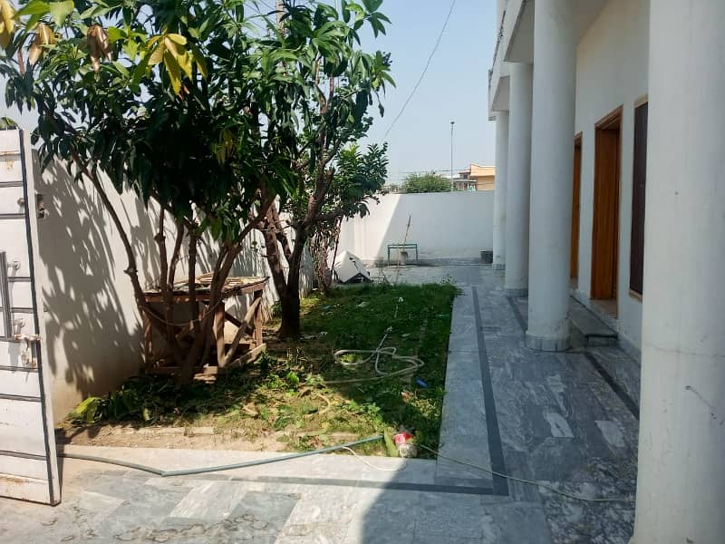 Double Road Corner Kanal House For Sale in Fazaia 15