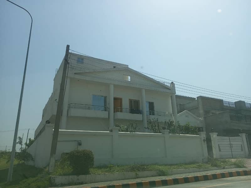 Double Road Corner Kanal House For Sale in Fazaia 16