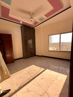 Singal unat house for rent vip location extention 5bed 4 bath 1 kichan 5 bed tv loung drawing room car porch bijli Gass sab available