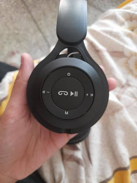 Wireless best gaming headphones in black colour. 2