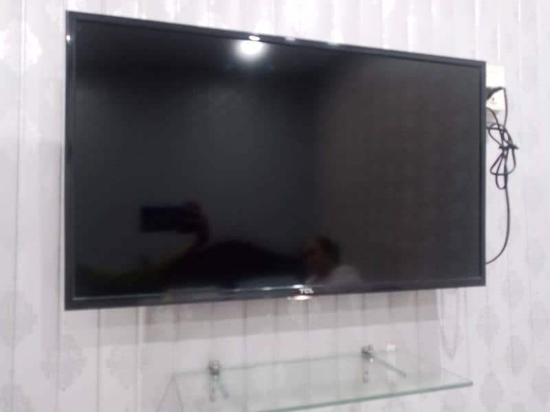 TCL 32 Inch HD LED TV (32D2900) 4