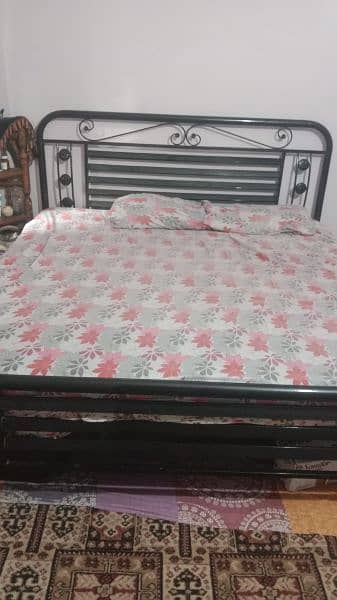 selling iron bed 0