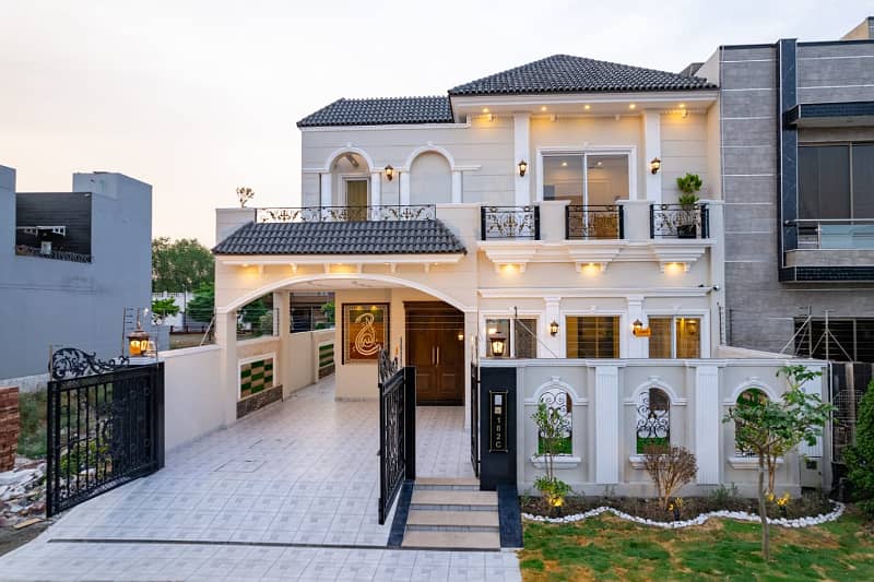 10 MARLA LUXURY BUNGALOW HOUSE FOR SALE VERY SUPER HOT LOCATION IN DHA 11 RAHBAR 2