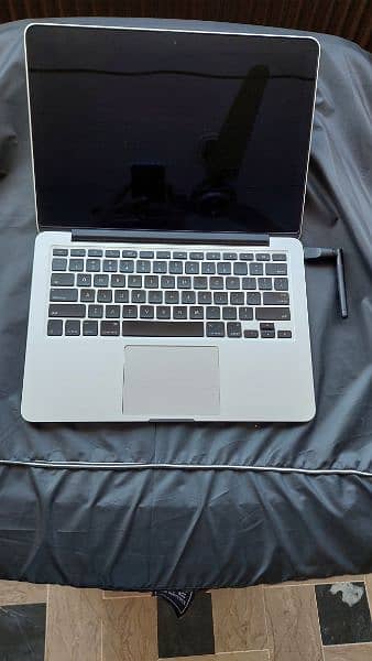 Macbook Pro 2012. . . . Retina Display. . . . Powerful Machine. . . . 0332-0037723 1