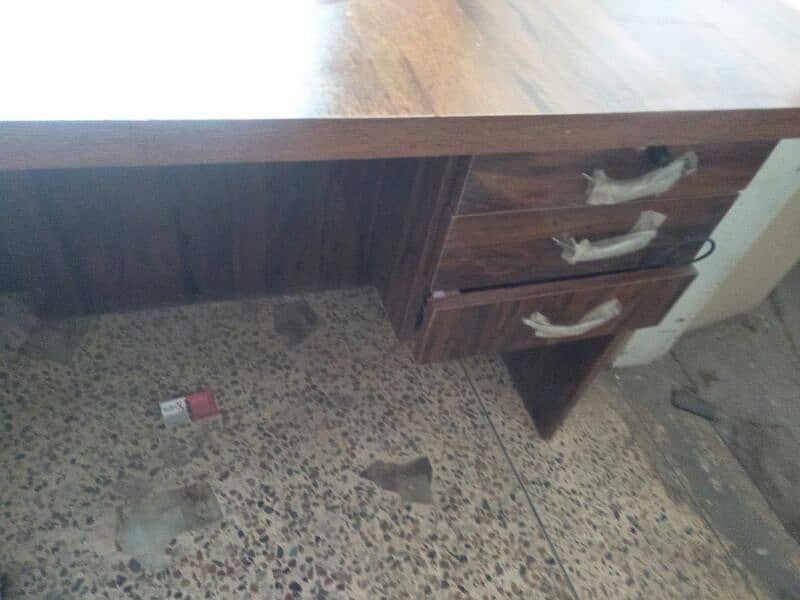 office table urgent sale krni 1