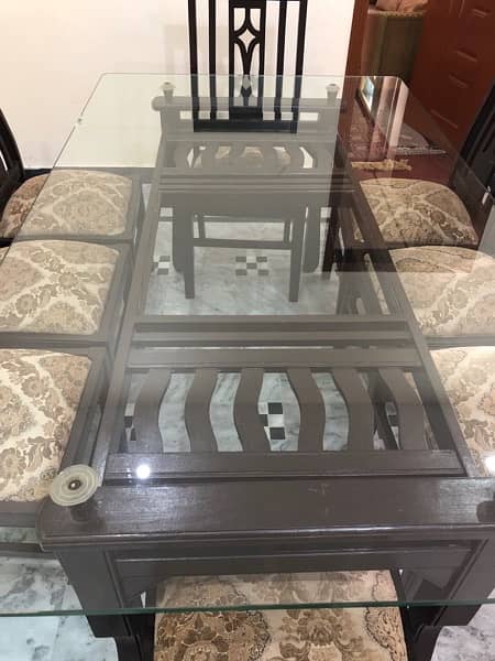 "Elegant Dining Table with 8 Chairs in Excellent Condition – Must See! 1