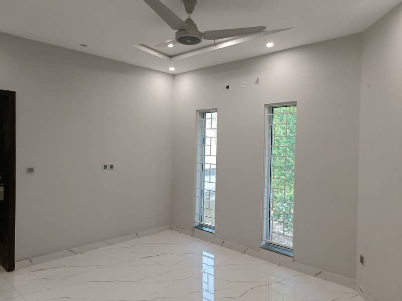 10 Marla House For Rent In Overseas B Block Bahria Town,Lahore 2