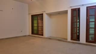 600 Yards 6 Bed 2 Kitchens Pair Of 1st And 2nd Floor Independent Portion With Servant Quarter And Garage With Capacity To Accommodate 4 Cars Near Karsaz In KDA Scheme 1