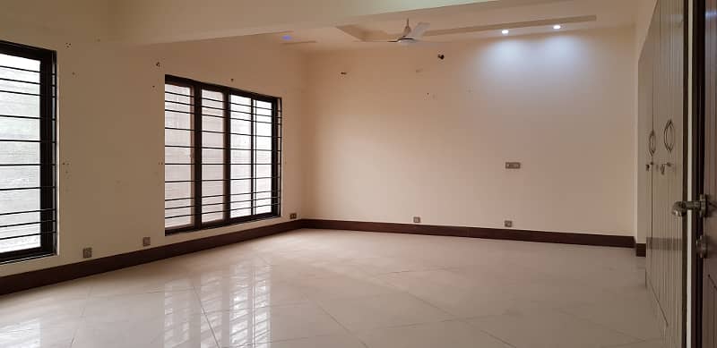 600 Yards 4 Beds Bungalow Having 2 Kitchens, A Big Garage And Beautiful Garden Located In A Prime Neighborhood Opposite Aga Khan Hospital 5