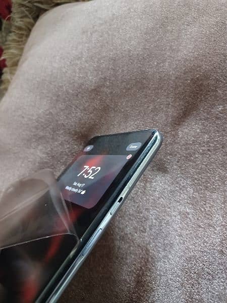 One plus 9 pro full okay 10/10 condition with box and charger 7