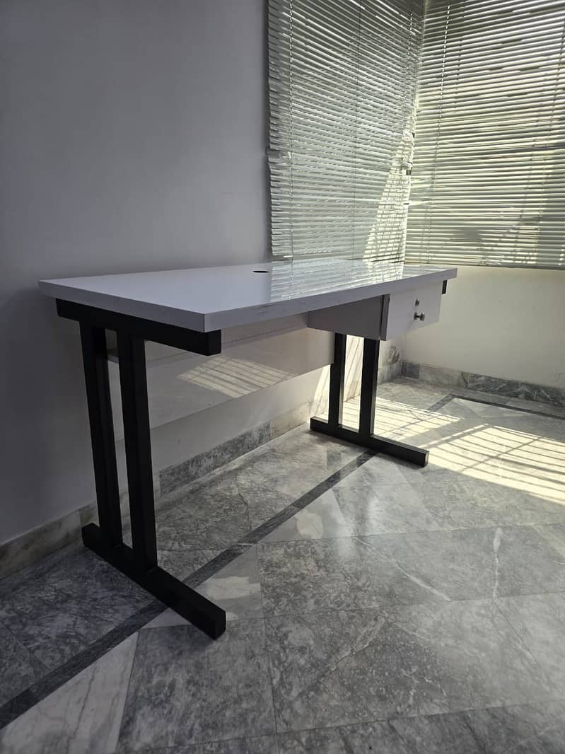 Metal Frame With High Gloss Finish - Tables And Shelves 2