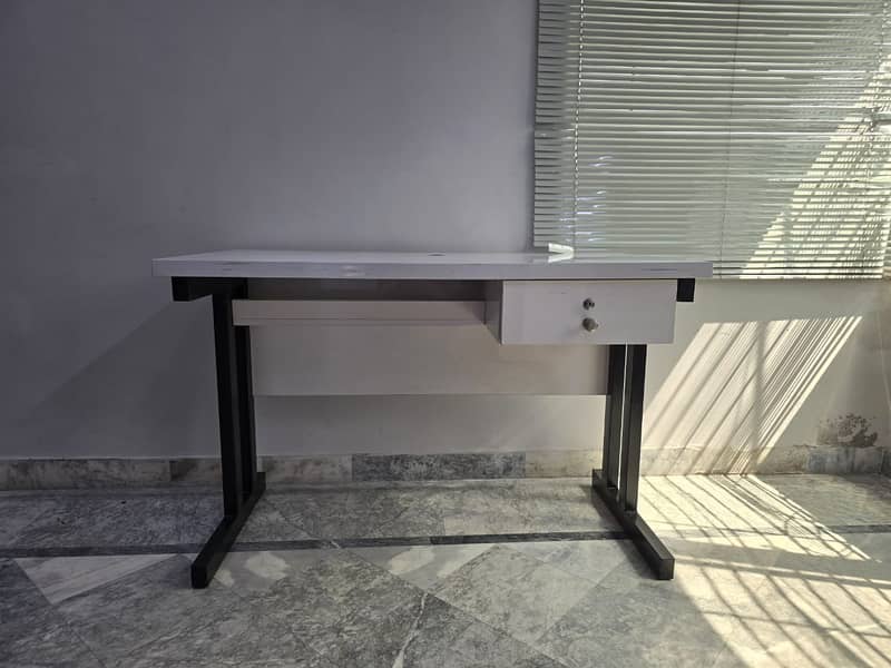 Metal Frame With High Gloss Finish - Tables And Shelves 3