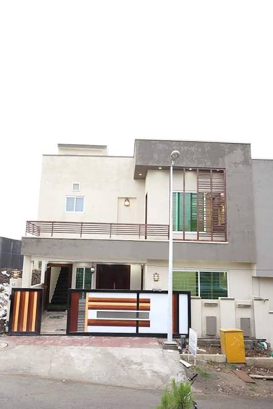 Very Prime Located 3 Bed Portion For Rent in Gulraiz 10