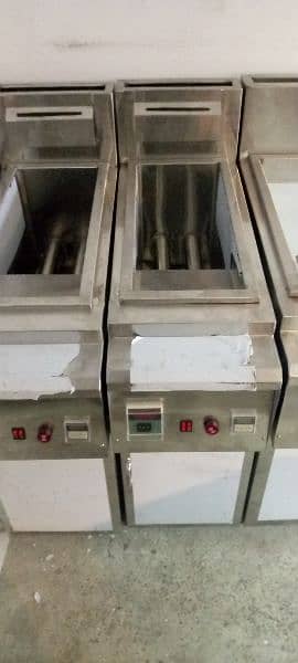 deep fryer 2 tube// 3 tube// pizza oven// working table 0