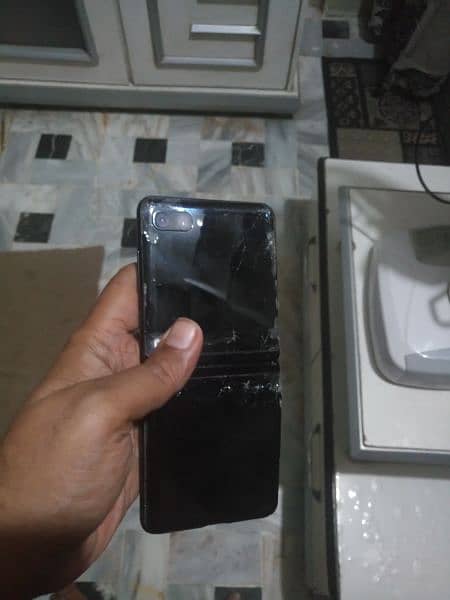 Samsung z flip. . 8/256gb. . . pta approved. . panel damage 0