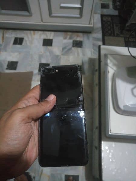 Samsung z flip. . 8/256gb. . . pta approved. . panel damage 1