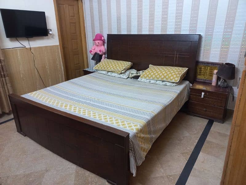 bed set without mattress for urgent sale 7