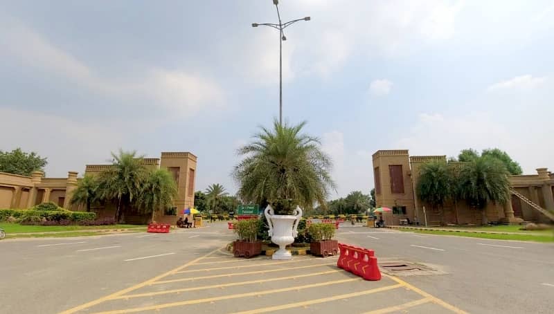 20 Marla Plot New Lahore City 80ft Road Main Buleward Near Play Ground & Attached Bahria Town All Deus Clear Possession Paid 18