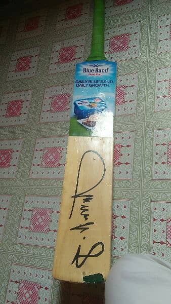 Shaid Afraid's signature bat giffted 8