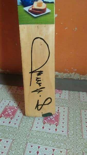 Shaid Afraid's signature bat giffted 9