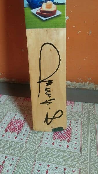 Shaid Afraid's signature bat giffted 10