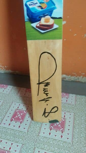 Shaid Afraid's signature bat giffted 12