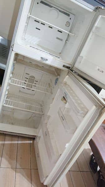 Samsaung Fridge in Good Condition 3