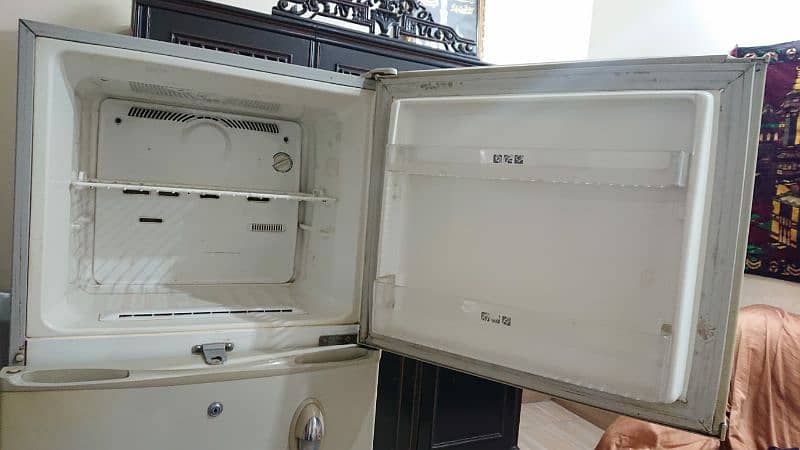 Samsaung Fridge in Good Condition 4