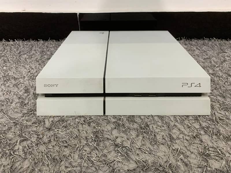 ps4 limited addition in white im best condition 2