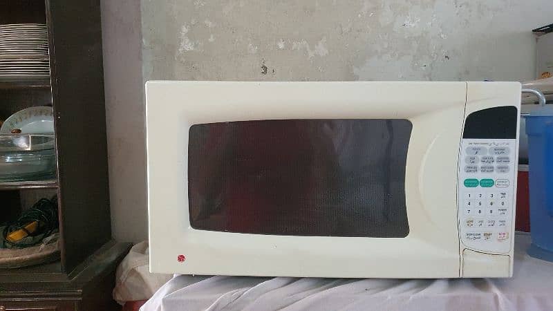 LG full size Microwave 0