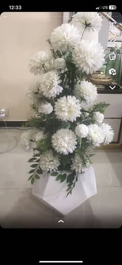 urgent selling room flower vase condition is good fixed price