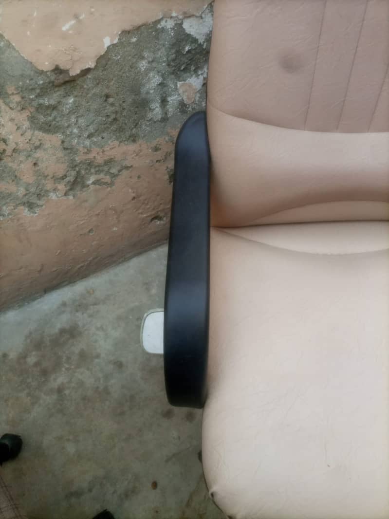 Executive office chair , Manager chair available in good condition 2