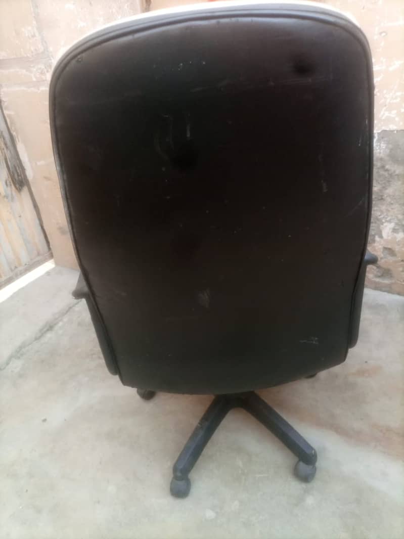 Executive office chair , Manager chair available in good condition 4