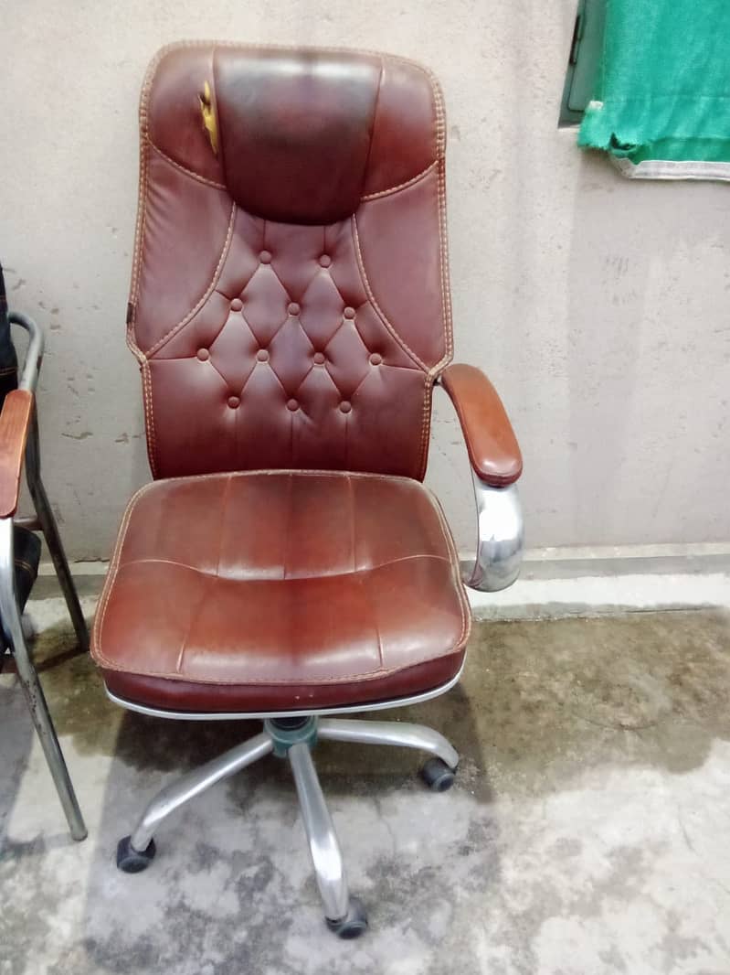 Office Chairs and Tables Reasonable Price in lahore For Sale 2